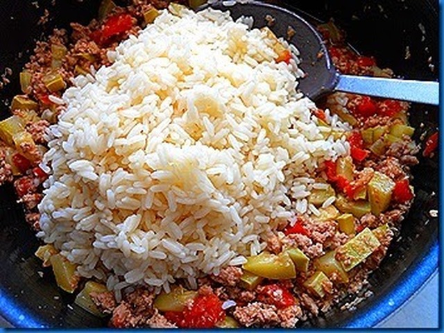 Ρύζι στο φούρνο με λουκάνικα γαλοπούλας και λαχανικά