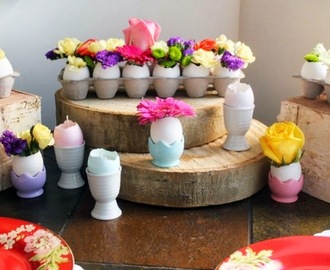 Μικρά βάζα με λουλούδια ή κεριά με τσόφλια αυγών