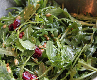 Ruccola salat med tørkede tranebær, pinjekjerner og hjemmelaget dressing