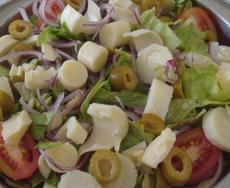 Salada de Alface Americana com Cebola Roxa, Palmito, Tomate Italiano, Azeitonas e Queijo Parmesão
