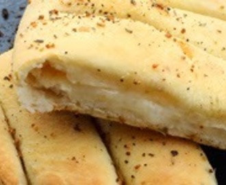 Dominos Style Cheesy Garlic Bread Sticks Recipe (डोमीनोज चीजी गार्लीक ब्रेड स्टीक)