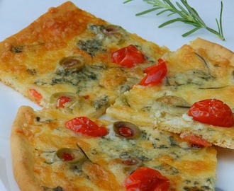 Πίτσα με τυριά, δεντρολίβανο και πράσινες ελιές... μια ιδιαίτερα αρωματική νοστιμιά