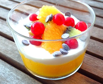 Crema de mango y yogur con frutas variadas