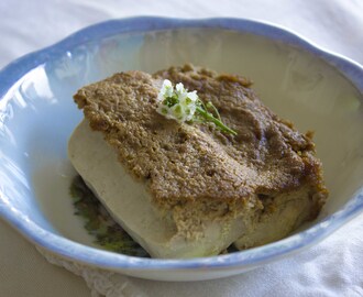 Tofu al horno con salsa de cebolla y almendras