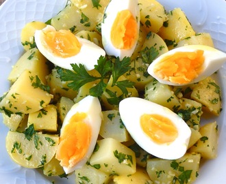 Ensalada de patata con huevos, ajo y perejil