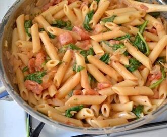 Cremosa pasta de espinaca y tomate ¡Pa’l almuerzo!