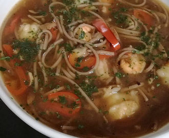 Soupe asiatique aux crevettes tigrées, champignons et poivrons
