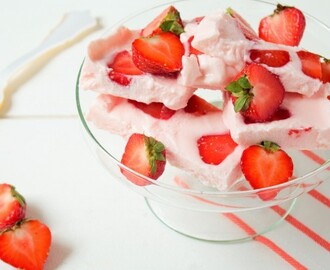 Super simpele ijsjes van Aardbeienkwark en verse aardbeien - Mona