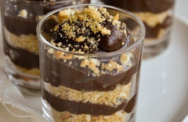 Δροσερή κρέμα σοκολάτας με μπισκότα με 4 υλικά σε 15΄   , από το «Sintayes.gr» !