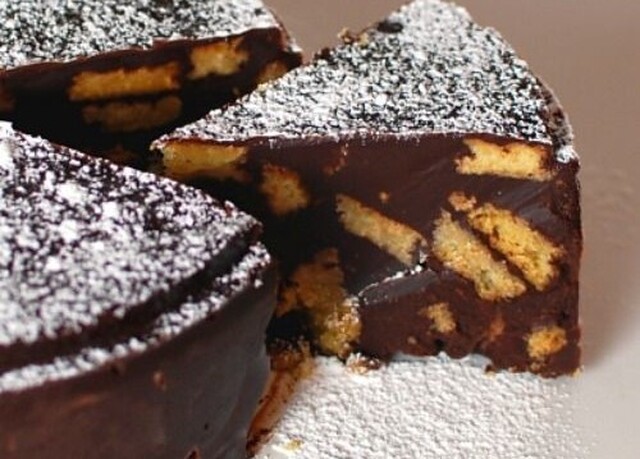 Σοκολατένια τούρτα ψυγείου με μπισκότα από το «sintayes.gr»!