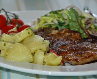 Nakkekoteletter med provence-krydder, crispy salat og nydelig potetsalat