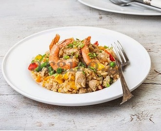 Τηγανητό ρύζι με κοτόπουλο, γαρίδες και καλοκαιρινά λαχανικά