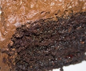 Σούπερ υγρό σοκολατένιο κέϊκ γαρνιρισμένο με  σαντιγί σοκολάτας  από το Sintayes.gr !