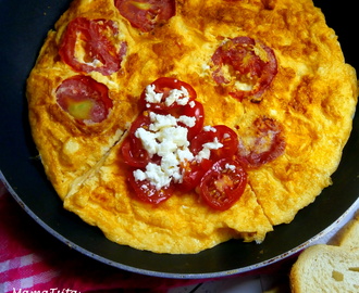 Ομελέτα με φέτα και ντομάτα. Omelette with feta cheese and tomatoes.