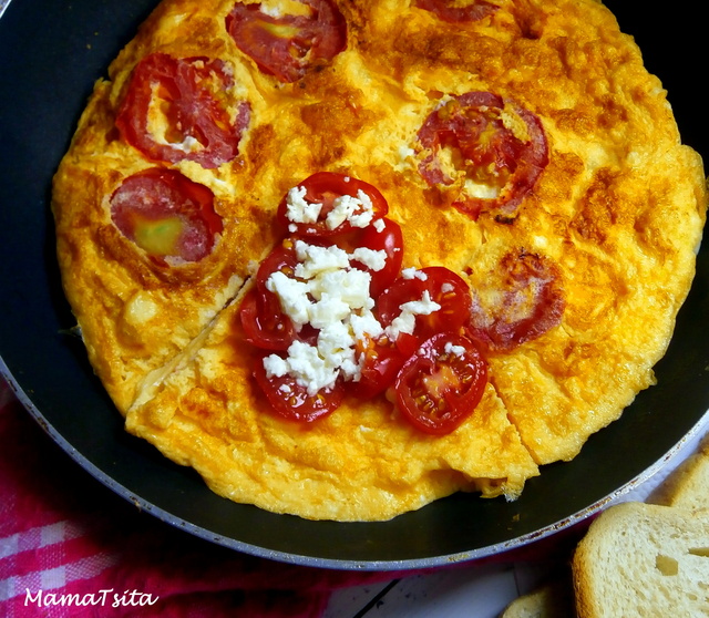 Ομελέτα με φέτα και ντομάτα. Omelette with feta cheese and tomatoes.