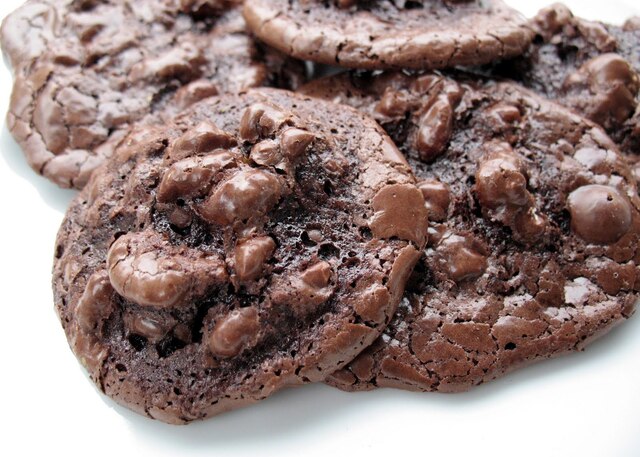 Μπισκότα χωρίς αλεύρι με σταγόνες σοκολάτας και φουντούκια