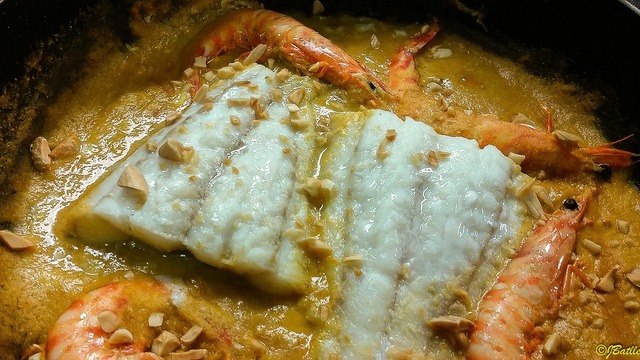 Bacallà amb llagostins i salsa d’ametlles. Reduir el consum de sal