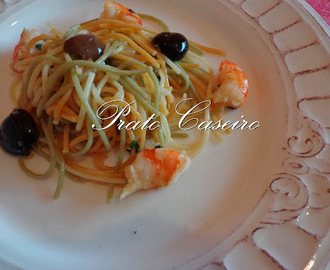 Esparguete tricolor salteado com camarão, salsa e azeitonas