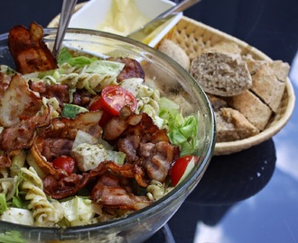 Kyllingsalat med pasta, pesto og bacon