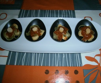 Pintxo de tortellini de carne y fetuchini de espinaca con salsa de tomate