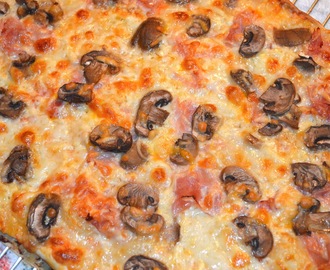 Pizza de xampinyons, pernil York i mozzarella fresca