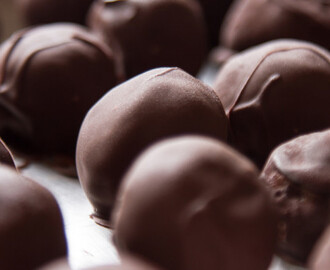 Σοκολατάκια καραμέλα – μπισκότο από τον «μοναδικό»  “Ακη Πετρετζίκη  και το akispetretzikis.com!