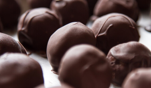 Σοκολατάκια καραμέλα – μπισκότο από τον «μοναδικό»  “Ακη Πετρετζίκη  και το akispetretzikis.com!