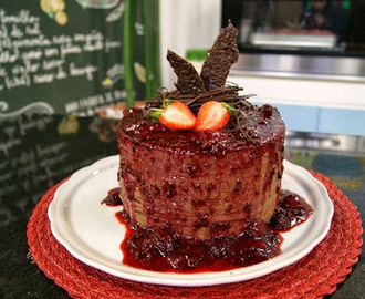 Crepe Cake de Chocolate com Frutas Vermelhas
