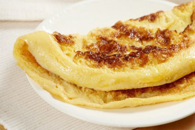 A máme tu niečo pre deti, recept na úžasnú sladkú omeletu s krupicou. Vyskúšajte, určite nebudete ľutovať!