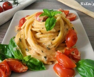 Spaghetti con pomodorini e crema al basilico