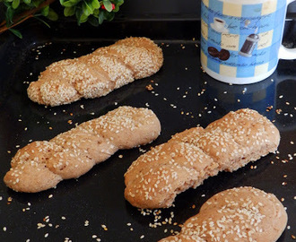 Μικρά ψωμάκια - πλεξουδάκια με αλεύρι ζέας και σουσάμι