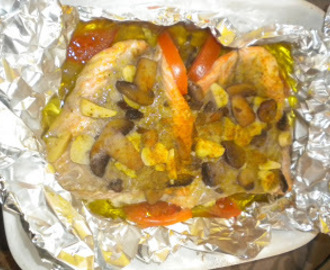 Salmão em papelote com cogumelos e tomate e caril