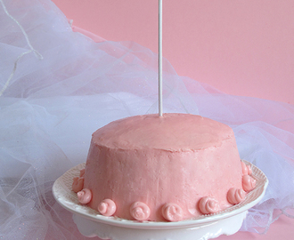 Tarta de chocolate blanco en capas, con cobertura rosa. Receta.