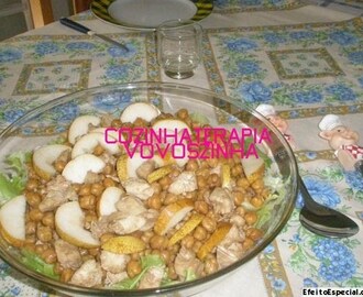 Salada de grão de bico,peito de frango e peras