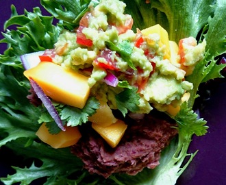 Salattaco med bønnemos og mango