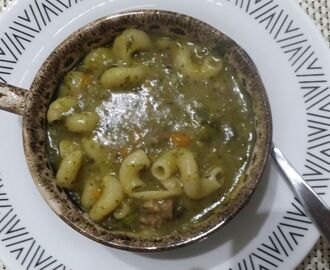 sopa de mandioca com macarrão, carne e couve
