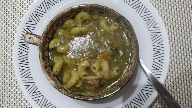 sopa de mandioca com macarrão, carne e couve