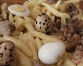 Maccheroncini (pasta) con huevos de codorniz, chamipiñones y parmesano