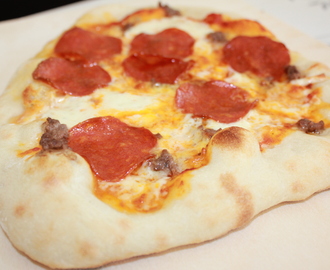 Italiensk pizza stekt pÃ¥ pizzastÃ¥l â€“ Knallgodt