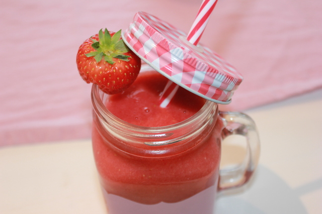 Vannmelon, rabarbra og jordbær smoothie