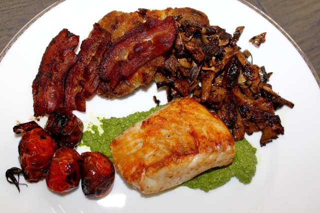 Stekt torskeloin med pesto, bacon, stekt sopp og balsamicobakte cherrytomater