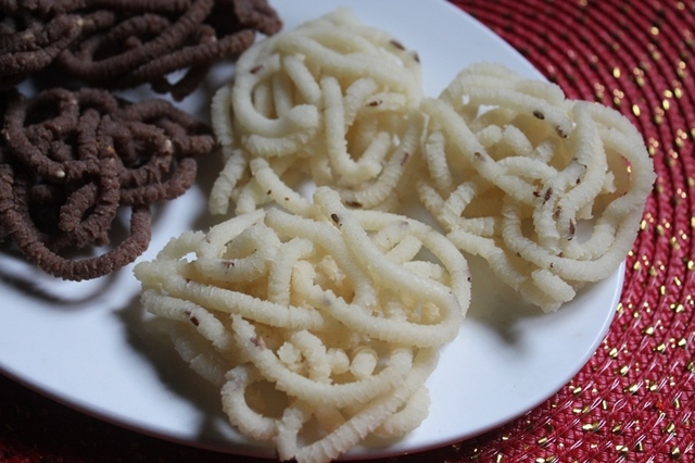 Easy Potato Murukku Recipe - Aloo Chakli Recipe - Easy Diwali Snack Recipes
