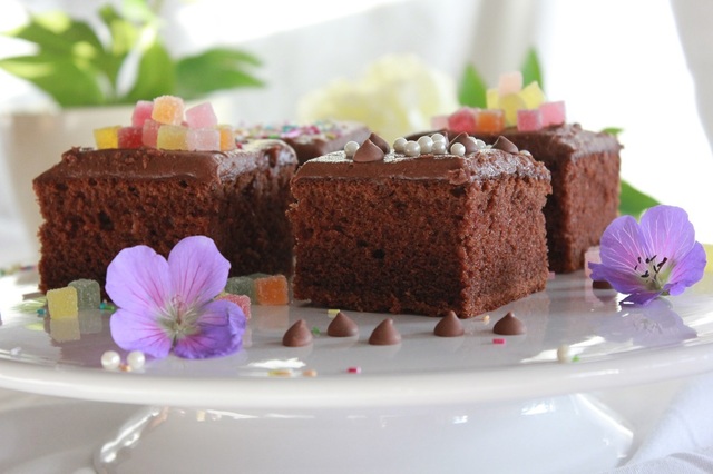 Mild, luftig og saftig sjokoladekake – langpanne
