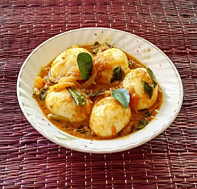 Kerala style egg curry – Egg roast recipe (Kerala mutta roast)