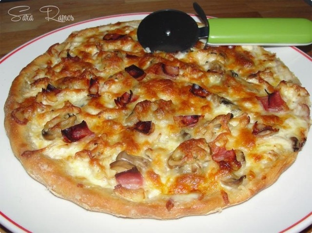 Pizza carbonara com frango e cogumelos