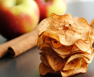 Πώς να φτιάξεις πεντανόστιμα τσιπς μήλου με 2 πολύ απλές κινήσεις