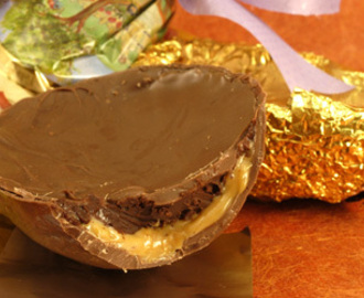 Ovo de Páscoa com parede de musse de chocolate