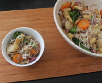 Wok med nudler og asiatiske grønnsaker
