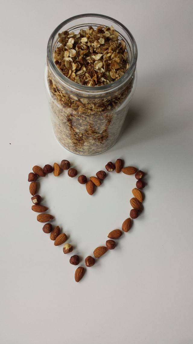 Hjemmelaget granola med havregryn, nøtter og frø