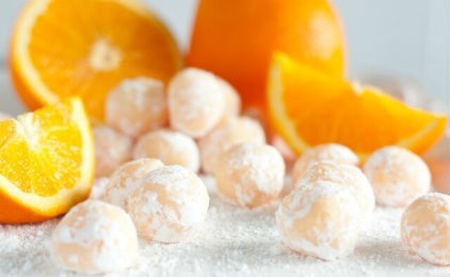 Τρουφάκια πορτοκάλι με αμύγδαλο